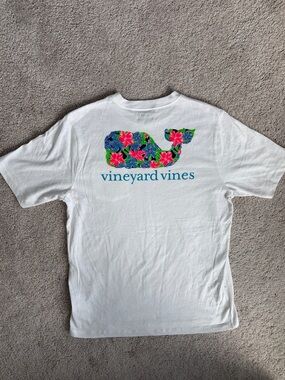 Vineyard Vines White Floral Plumeria Whale Graphic T-Shirt – Size XL NWOT
